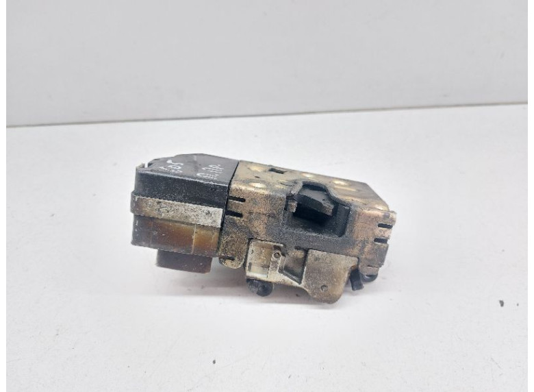 Замок двери передней правой к Peugeot 406, 2001г.