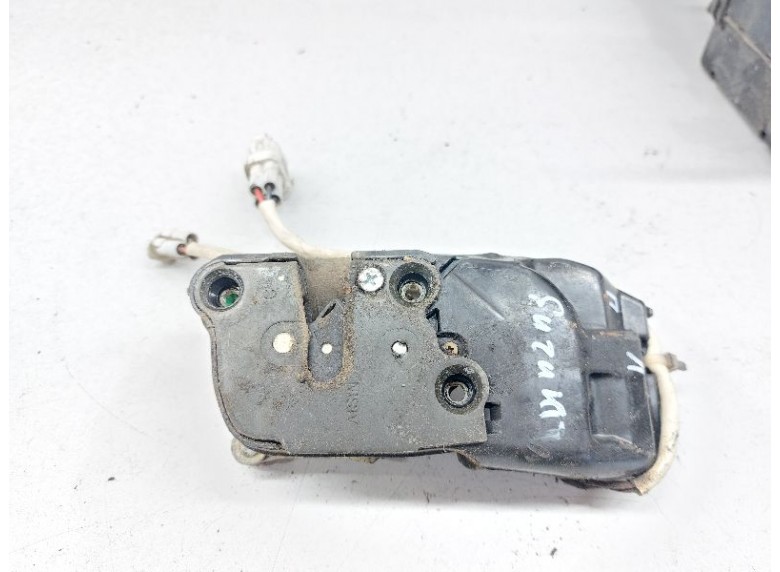 Замок двери передней левой к Suzuki Baleno