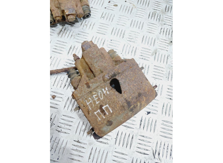 Суппорт передний правый к Dodge Neon, 2000г.