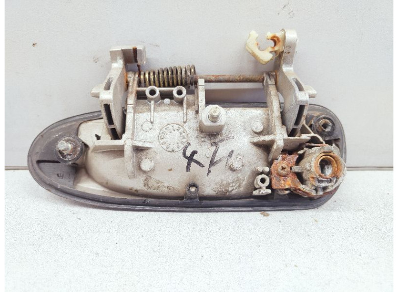 Ручка наружная передняя правая к Mazda 626, 2001г.