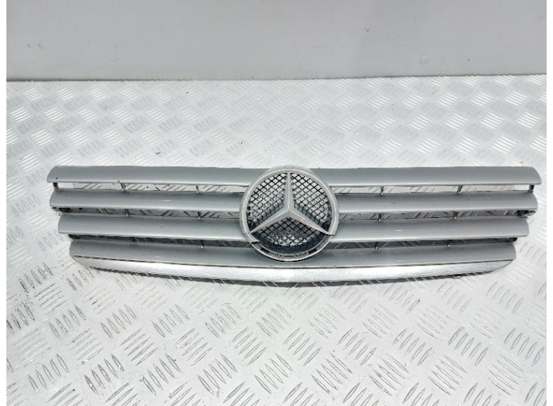 Решетка радиатора к Mercedes C W203, 2004г.