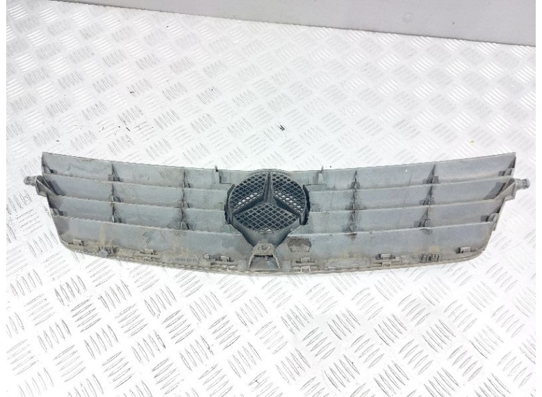 Решетка радиатора к Mercedes C W203, 2004г.