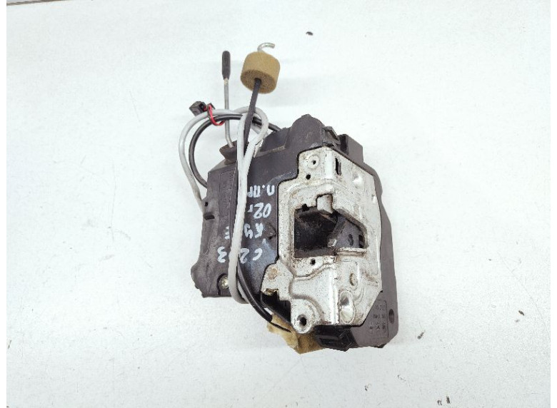 Замок двери передней правой к Mercedes C W203, 2002г.