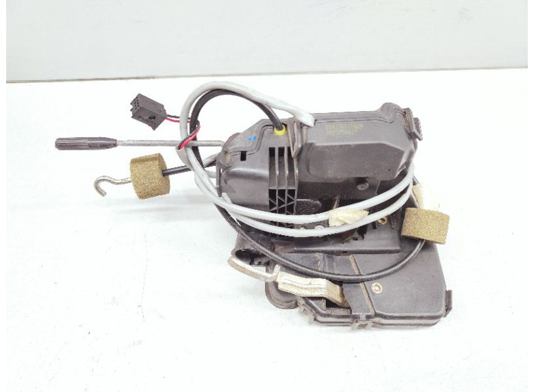 Замок двери передней правой к Mercedes C W203, 2002г.