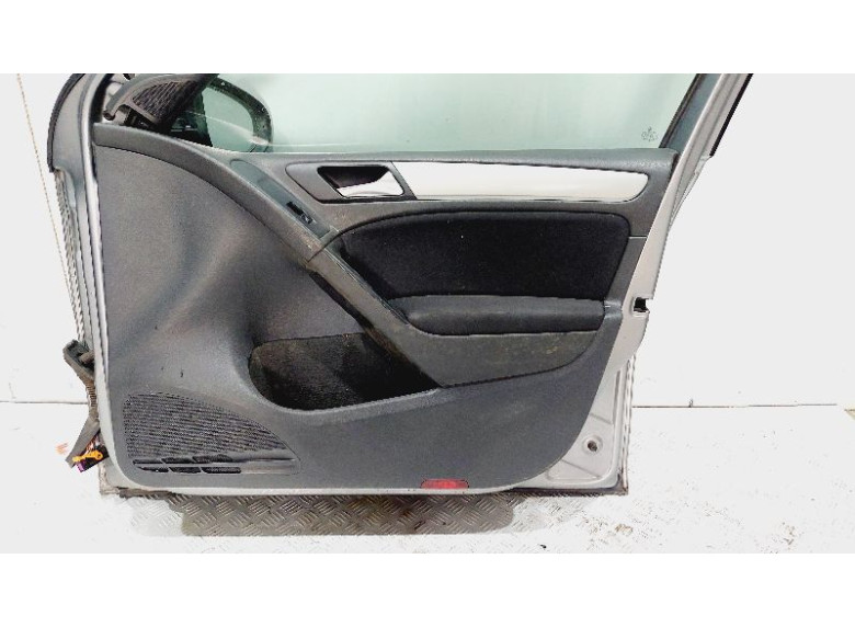 Обшивка двери передней правой (дверная карта) к Volkswagen Golf, 2011г.