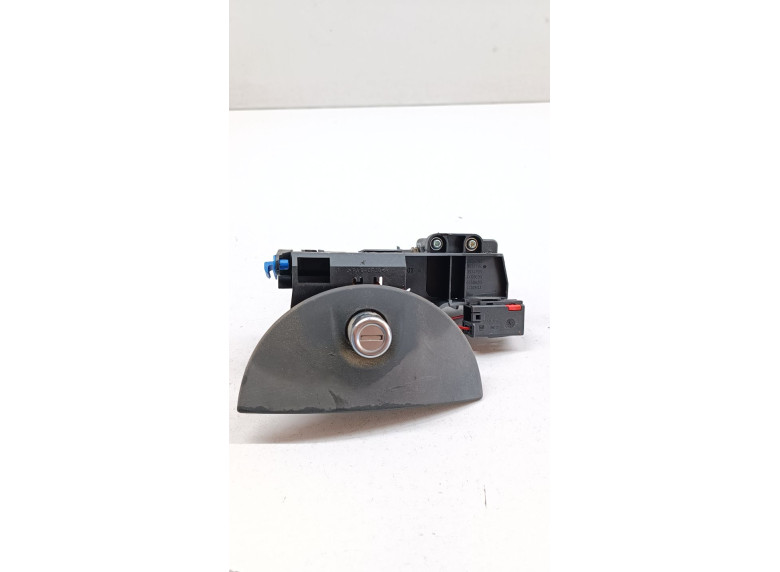 Кнопка открытия багажника к Opel Corsa, 2001г.