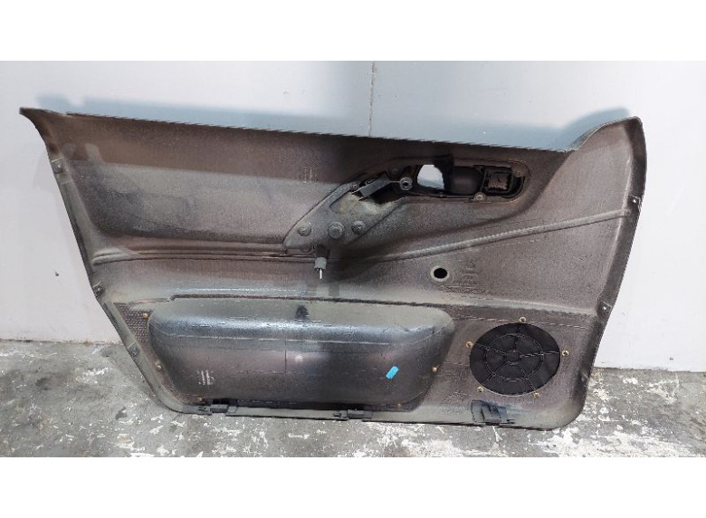 Обшивка двери передней правой (дверная карта) к Volkswagen Passat, 1995г.