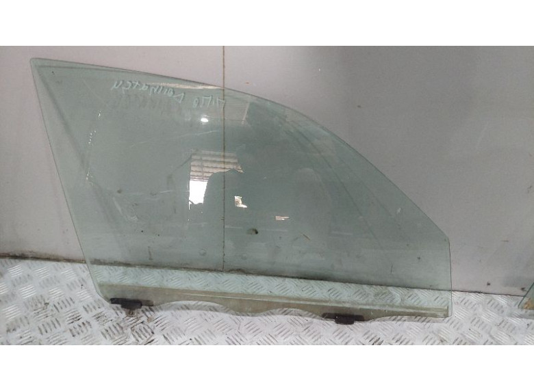 Стекло двери передней правой к Daihatsu Sirion, 2000г.