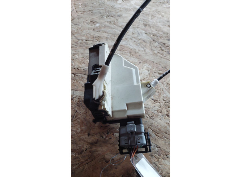 Замок двери задней правой к Peugeot 308, 2008г.