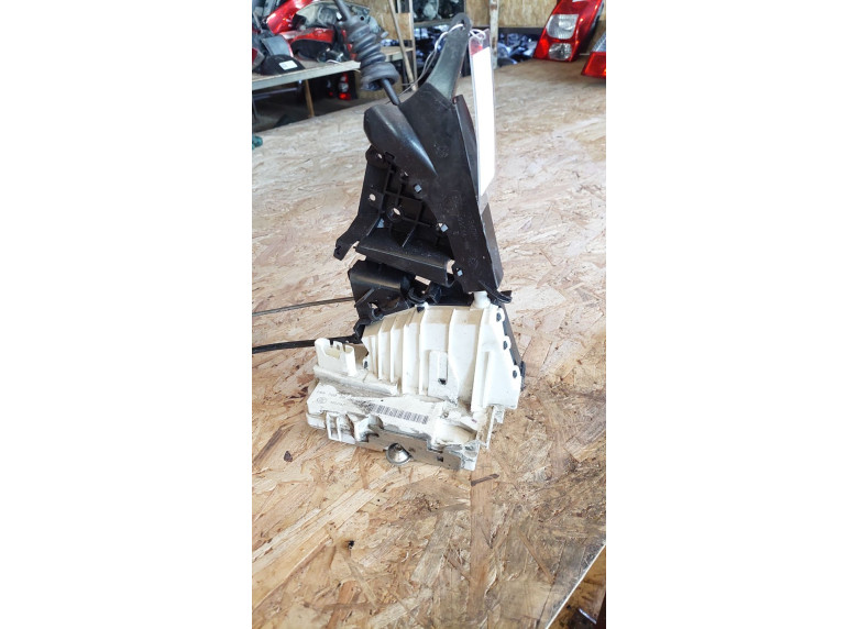 Замок двери передней правой к Mercedes A W169, 2009г.