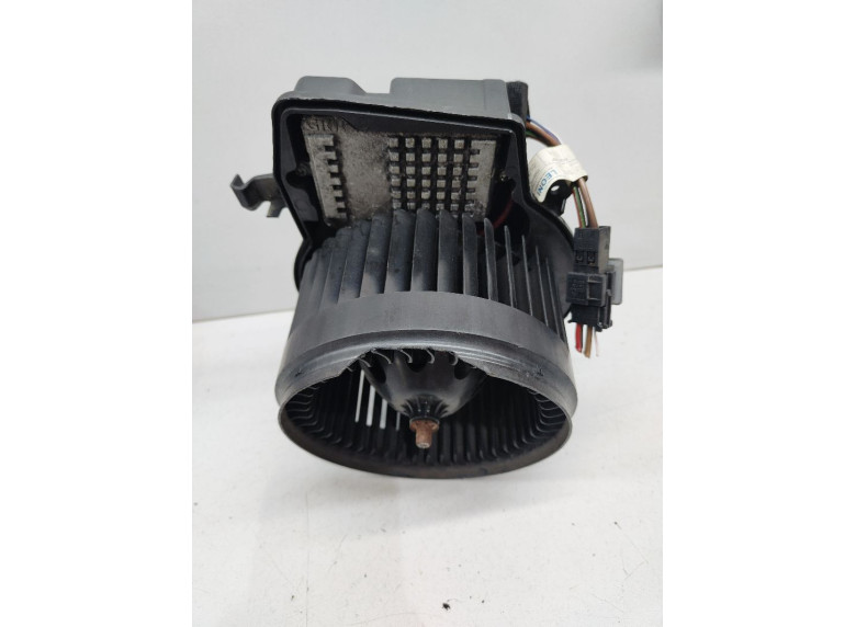 Моторчик печки к Mercedes C W203, 2001г.