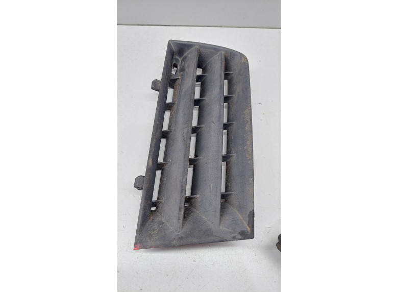 Заглушка (решетка) в бампер к Renault Megane, 2004г.