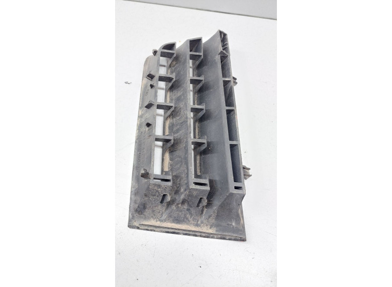 Заглушка (решетка) в бампер к Renault Megane, 2004г.