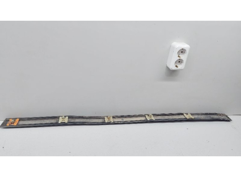 Молдинг двери передней левой к Volkswagen Golf, 1995г.