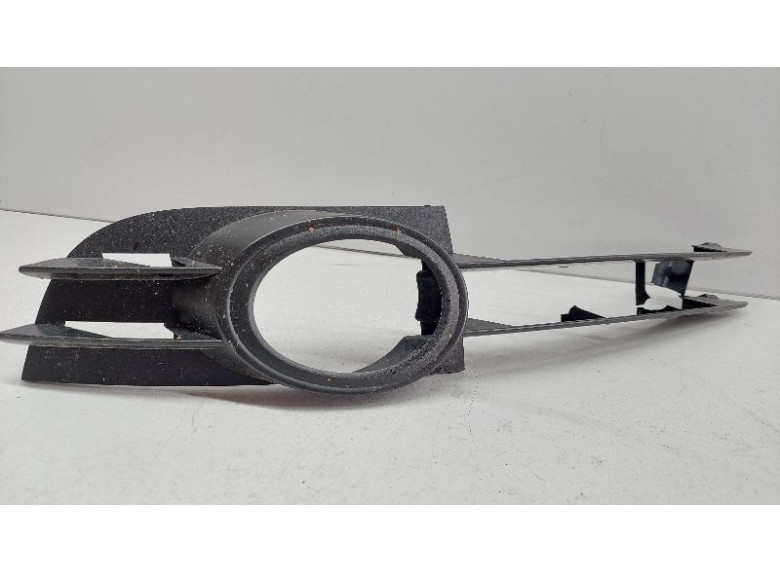 Заглушка (решетка) в бампер к Audi A6, 2006г.