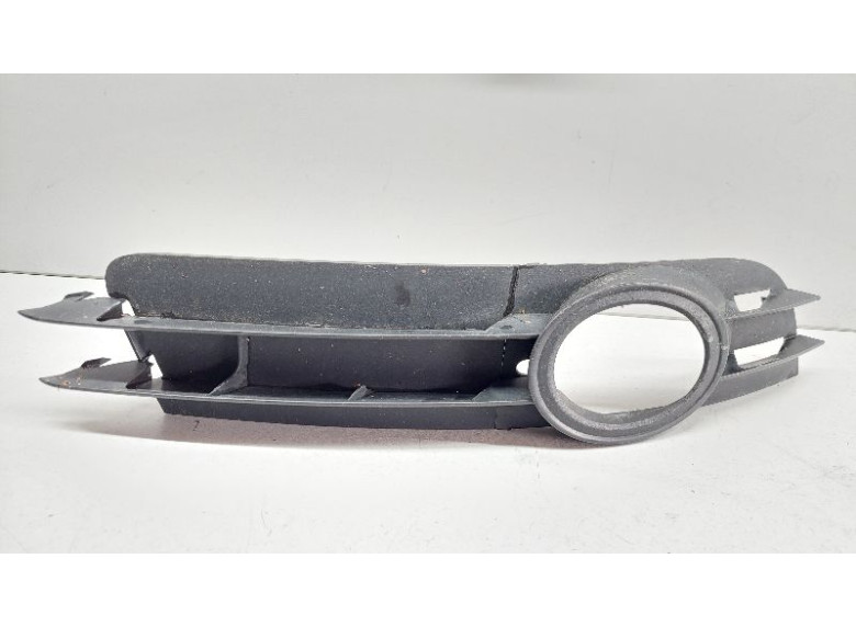 Заглушка (решетка) в бампер к Audi A6, 2006г.