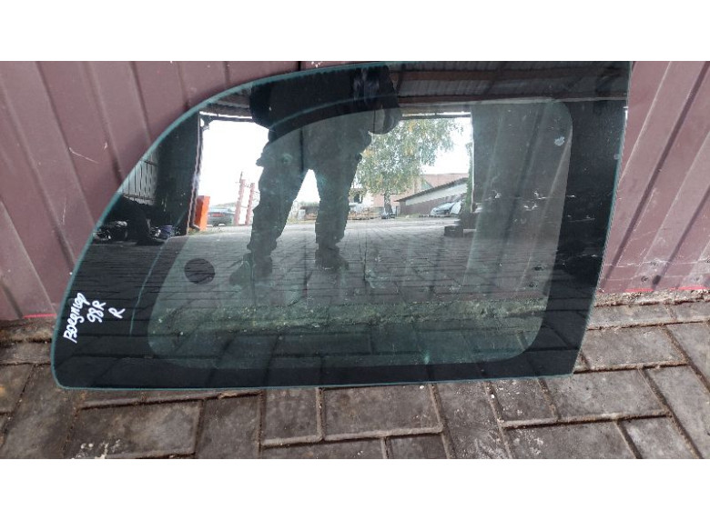 Стекло кузовное боковое правое к Chrysler Voyager, 1998г.