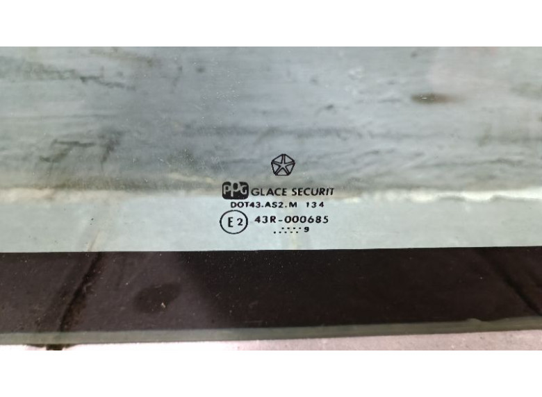 Стекло двери задней правой к Plymouth Voyager, 1999г.