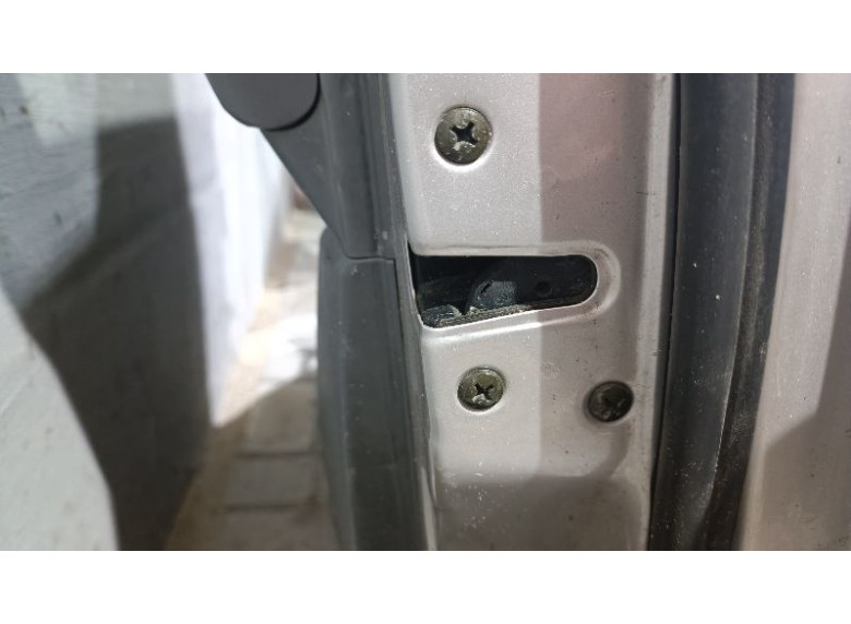 Замок двери передней правой к Hyundai Terracan