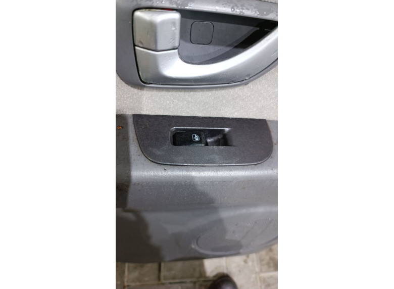 Кнопка стеклоподъемника заднего левого к Hyundai Terracan