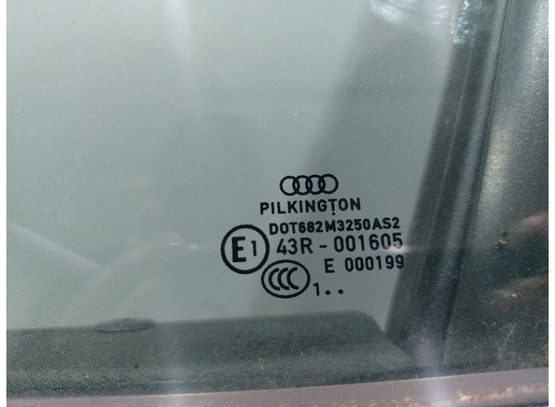 Стекло двери передней левой к Audi A4, 2011г.