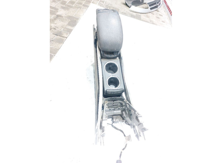 Подлокотник к Opel Zafira, 2014г.