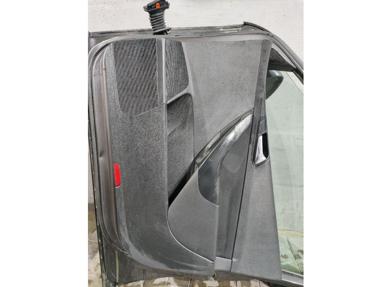 Обшивка двери передней правой (дверная карта) к Volkswagen Passat, 2006г.