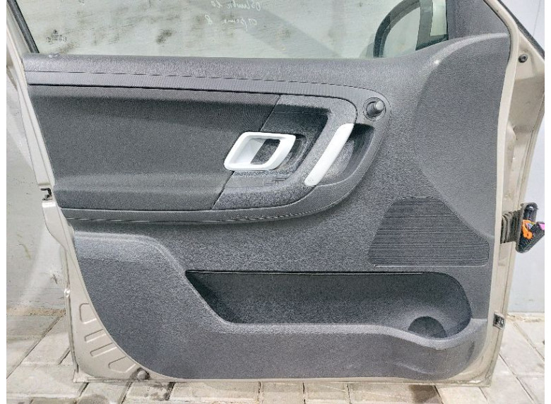 Обшивка двери передней левой (дверная карта) к Skoda Fabia, 2007г.