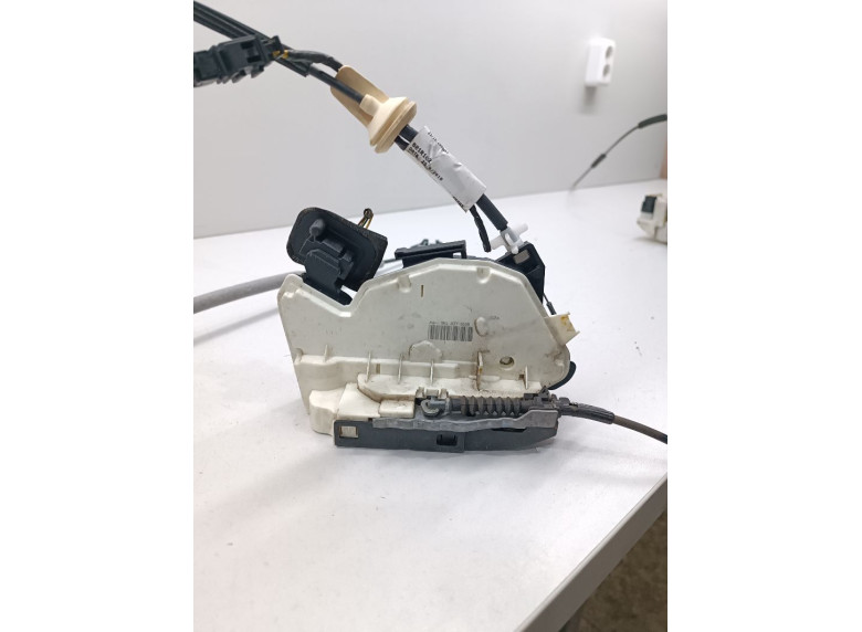 Замок двери передней правой к Volkswagen Golf GTI, 2010г.