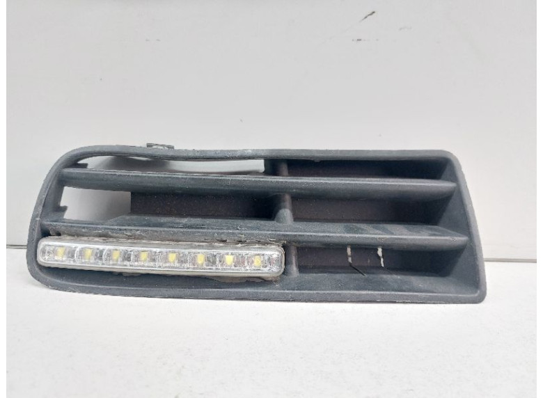 Заглушка (решетка) в бампер передний к Volkswagen Golf, 2001г.