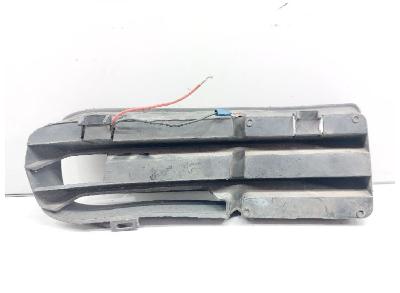 Заглушка (решетка) в бампер передний к Volkswagen Golf, 2001г.