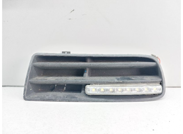 Заглушка (решетка) в бампер передний к Volkswagen Golf, 2001г.