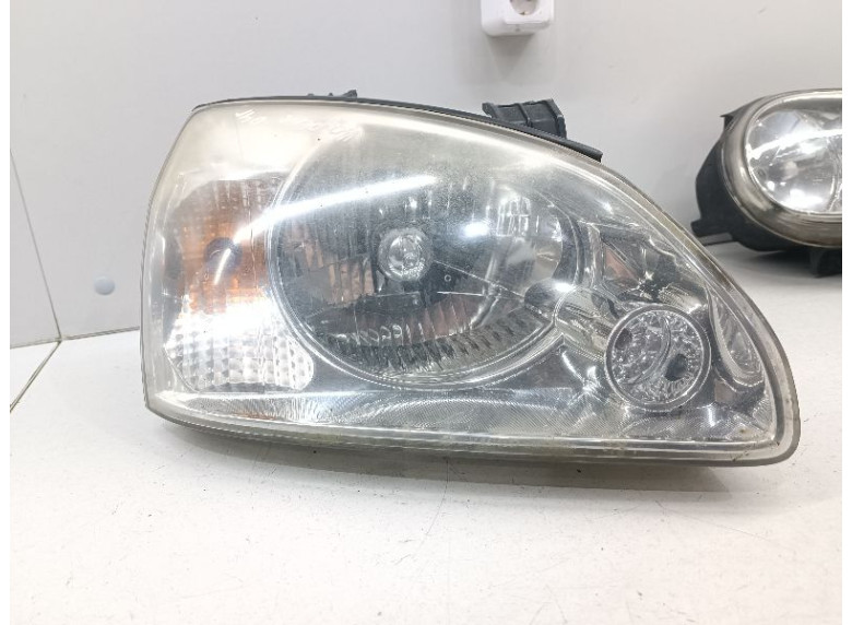 Фара правая к Kia Carens, 2006г.
