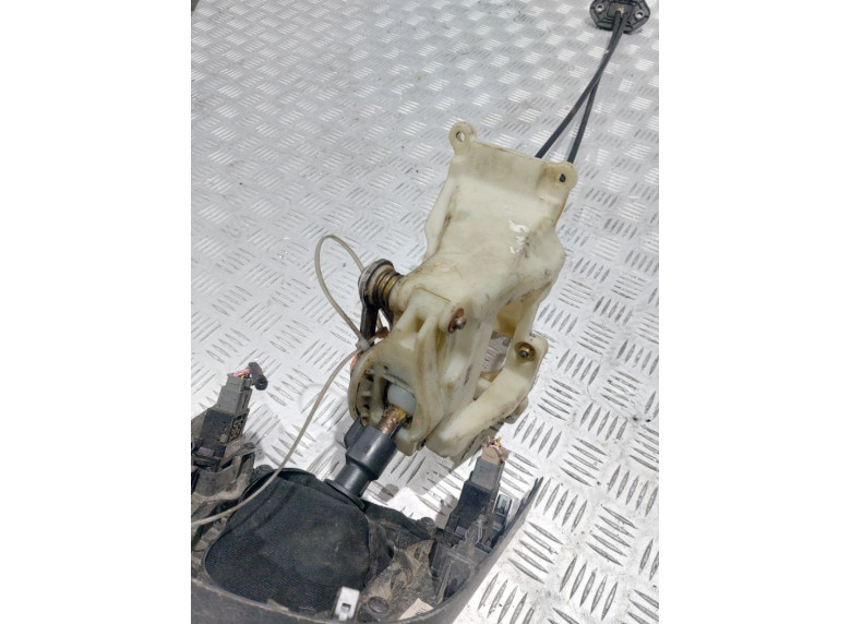 Кулиса к Kia Carens, 2006г.