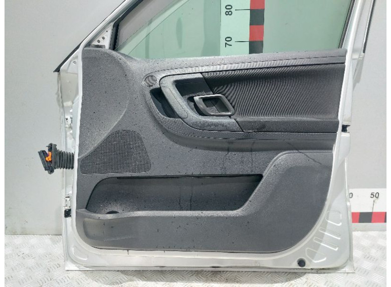 Обшивка двери передней правой (дверная карта) к Skoda Fabia, 2010г.