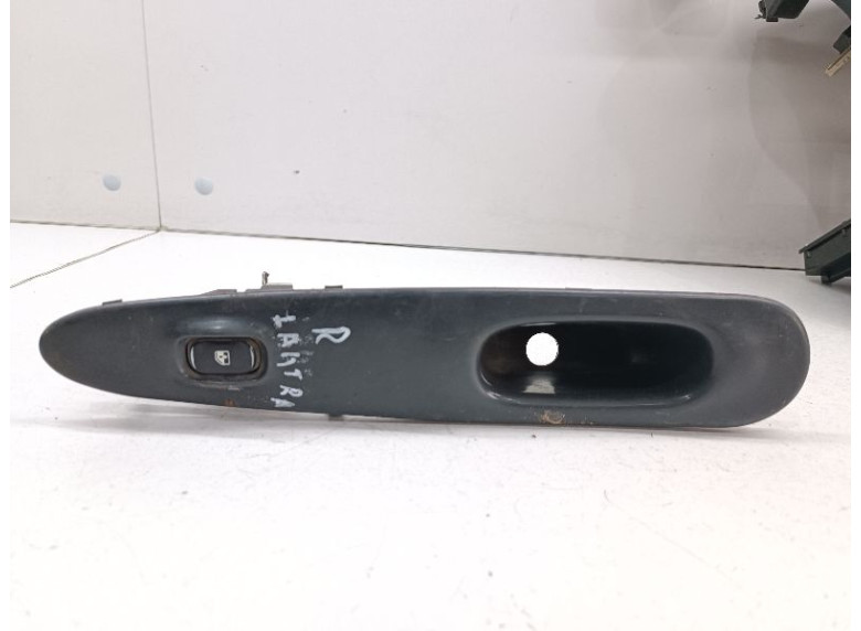 Кнопка стеклоподъемника переднего правого к Hyundai Lantra