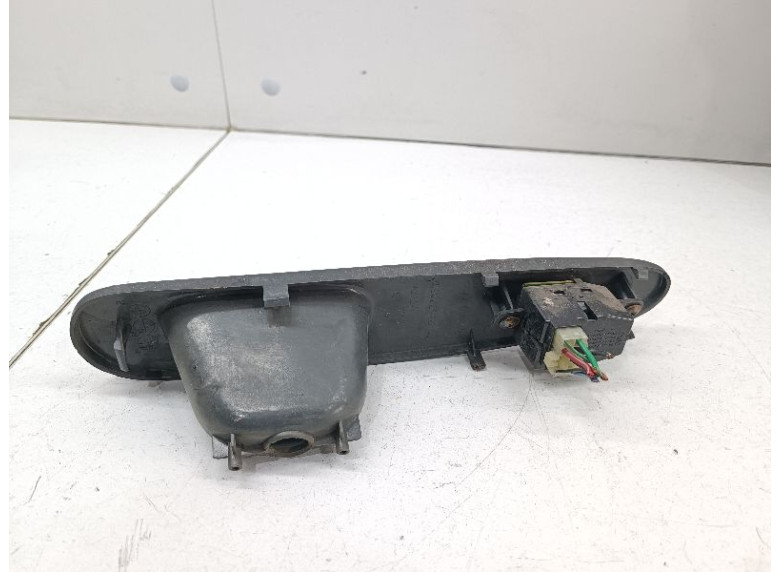 Кнопка стеклоподъемника переднего правого к Кнопка стеклоподъемника переднего правого к Hyundai Lantra undefined г. Lantra