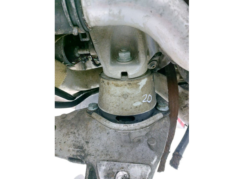 Подушка крепления двигателя к Volkswagen Touareg, 2004г.