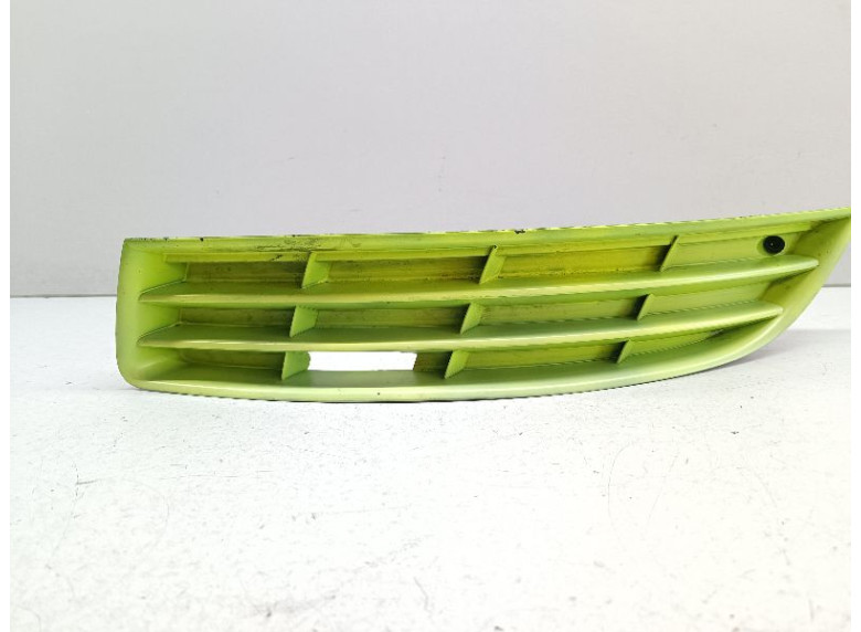 Заглушка (решетка) в бампер передний к Volkswagen Passat, 2008г.