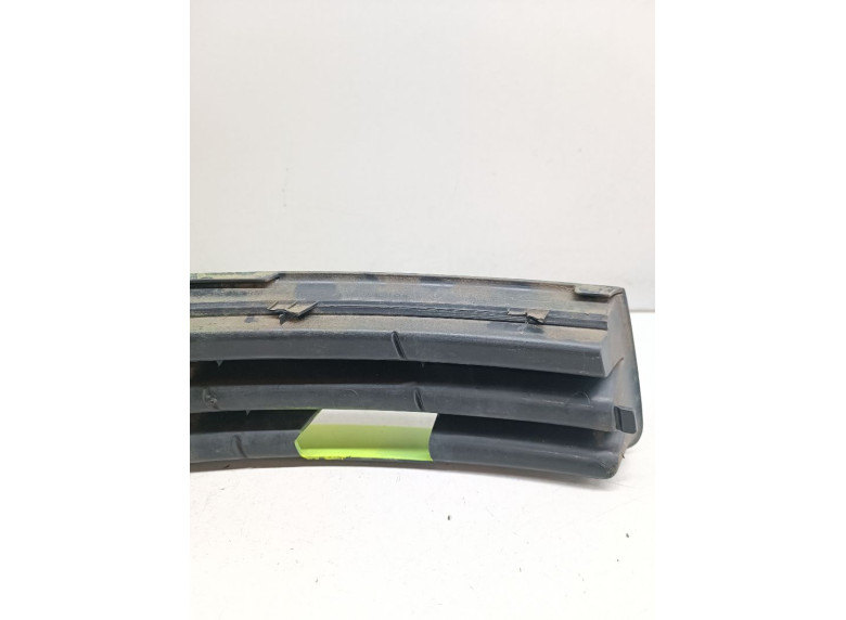 Заглушка (решетка) в бампер передний к Volkswagen Passat, 2008г.