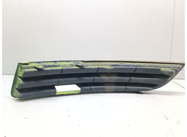 Заглушка (решетка) в бампер передний к Volkswagen Passat, 2008г.