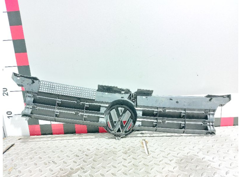 Решетка радиатора к Volkswagen Golf, 2001г.