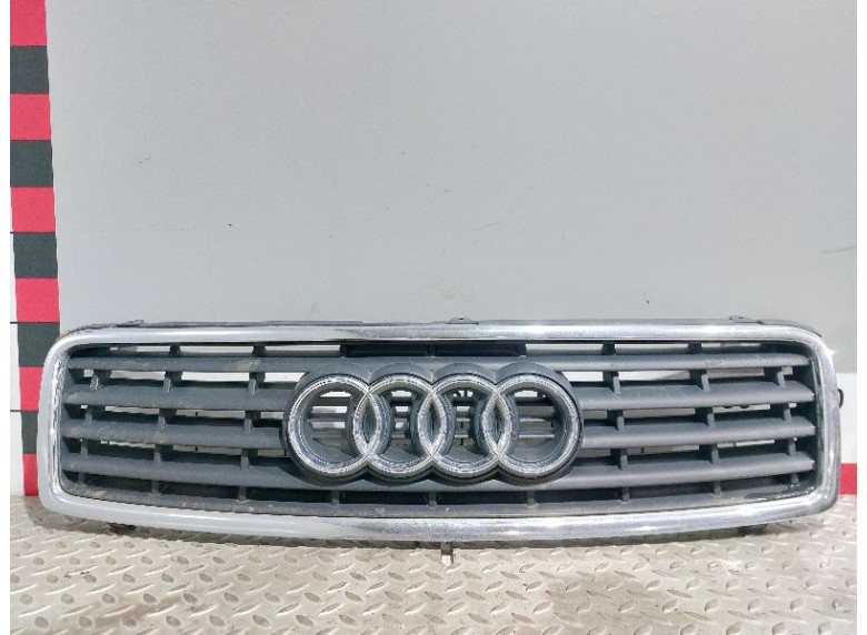 Решетка радиатора к Audi A4, 2003г.