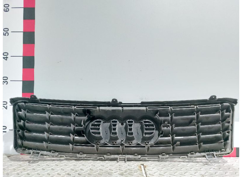 Решетка радиатора к Audi A4, 2003г.