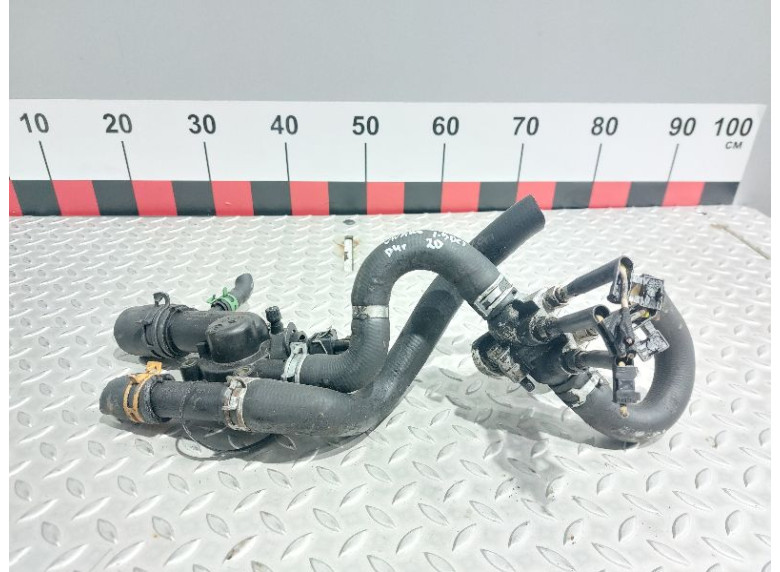 Фланец (тройник) системы охлаждения к Opel Vivaro, 2004г.