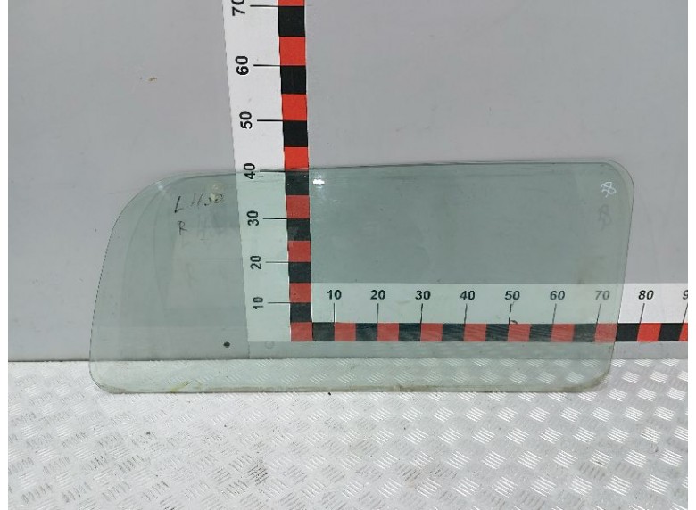 Стекло кузовное боковое правое к Mitsubishi L400