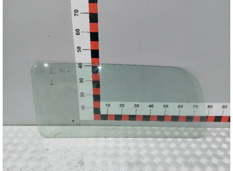 Стекло кузовное боковое левое к Mitsubishi L400