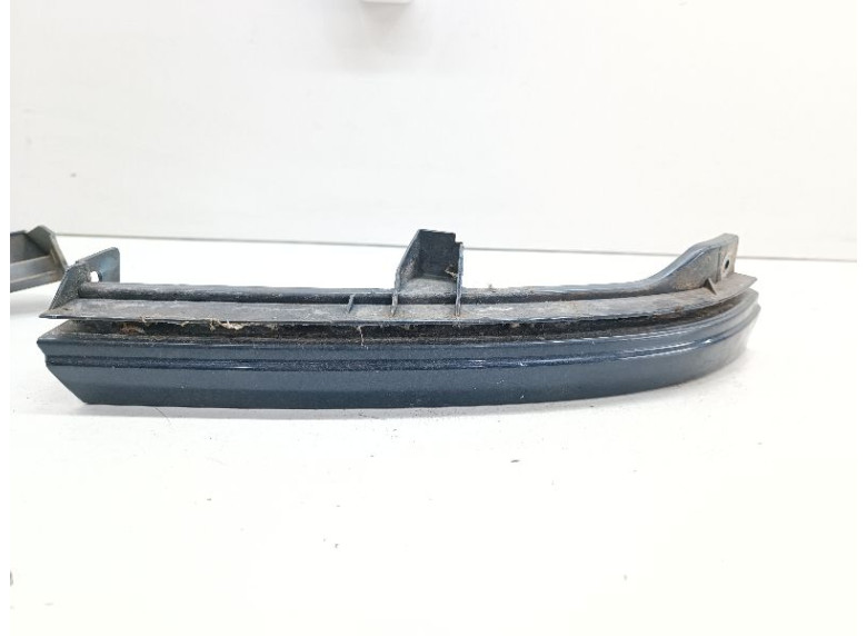 Ус под фару правый к Opel Zafira, 2002г.