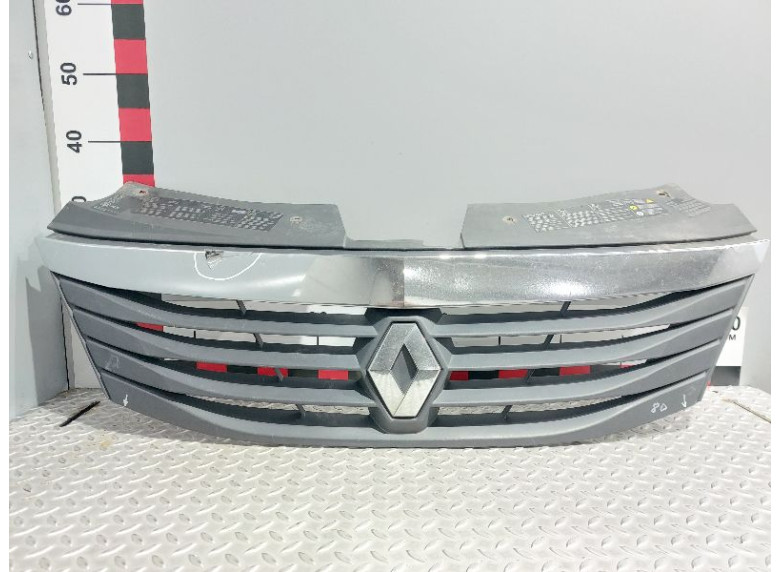 Решетка радиатора к Renault Logan, 2010г.