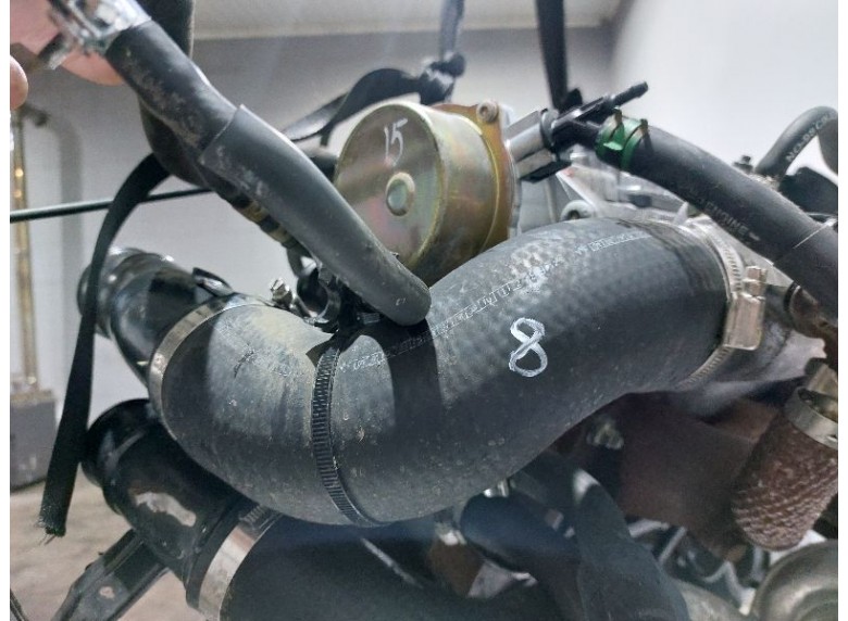 Патрубок интеркулера к Mitsubishi Carisma